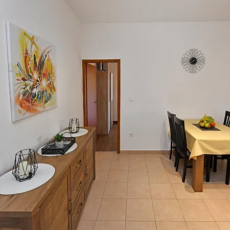 Apartmán Irena Arvaj *