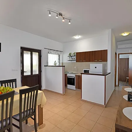 Apartment Irena Arvaj *