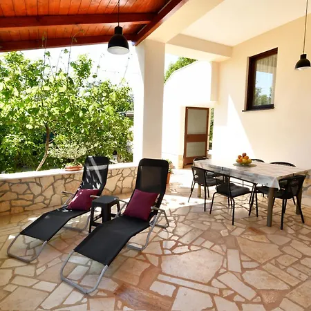 Apartment Irena Arvaj *
